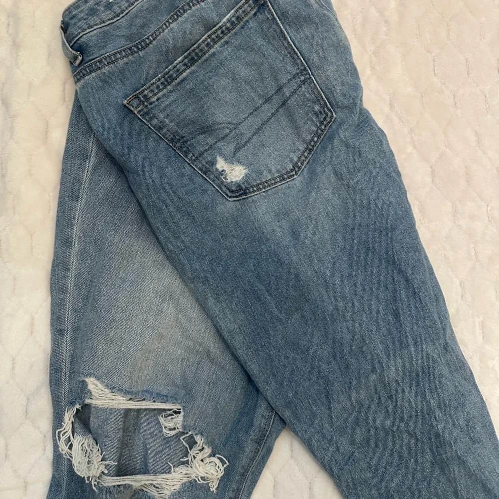 American Eagle Light Blue Wash Distressed Ripped Mom Jeans Sz 14 - Picture 9 of 9